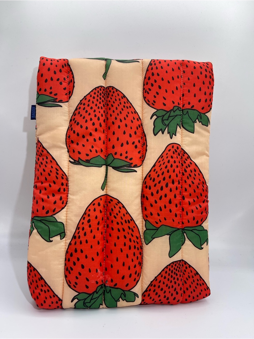 BAGGU Strawberry Print Padded Laptop Sleeve — Red & Cream - Picture 3 of 6